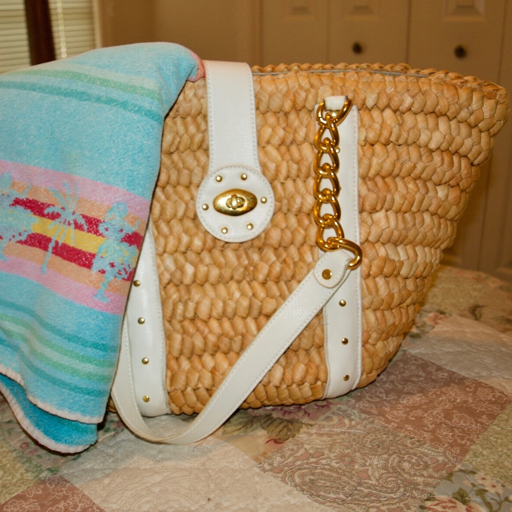 NWOT Large Summer Tote Bag With Goldtone Accents